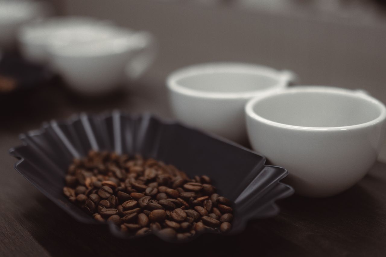 Kawa bezkofeinowa ziarnista – wszystko, co musisz wiedzieć